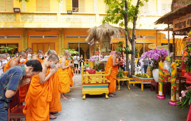 Khóa lễ đón chư Thiên - gọi là “đêm giao thừa'