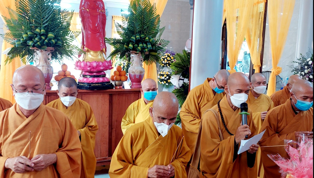 Thường Trực Ban Trị Sự GHPGVN tỉnh viếng cố Ni Trưởng.