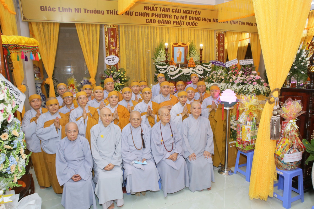 Chư huynh đệ chụp hình lưu niệm trước Giác Linh Đường.