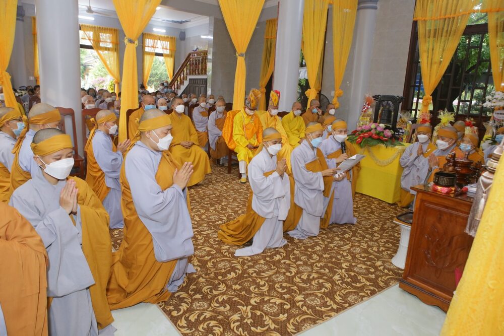 SC. Thích Nữ Đức Huy đọc điếu văn tưởng niệm Ân Sư.