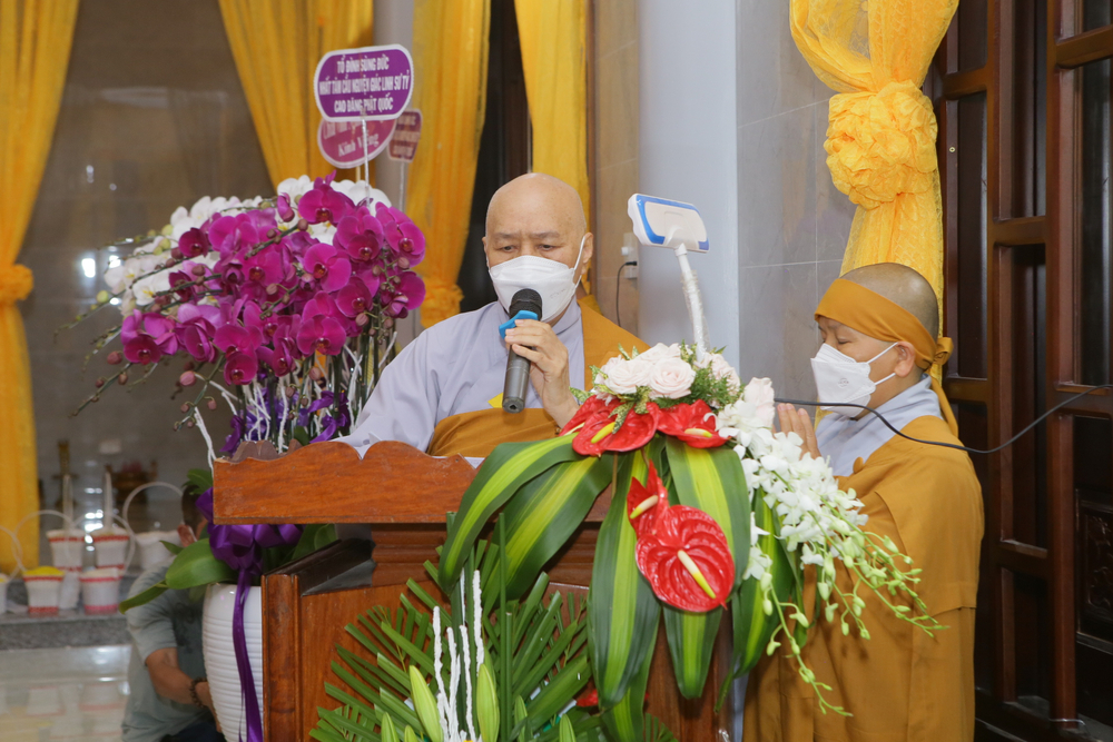NT. Thích Nữ Mỹ Thuận tâm sự với cố NT. Tn Mỹ Dung