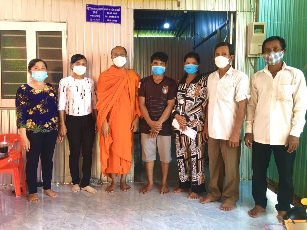 Đại đức Danh Hùng chánh thư ký Hội Hội Đoàn kết Sư sãi yêu nước huyện Hòn Đất tặng nhà Đại đoàn kết cho gia đình chị Thị Huyền, ngụ tại ấp Vàm Răng, xã Sơn Kiên, huyện Hòn Đất