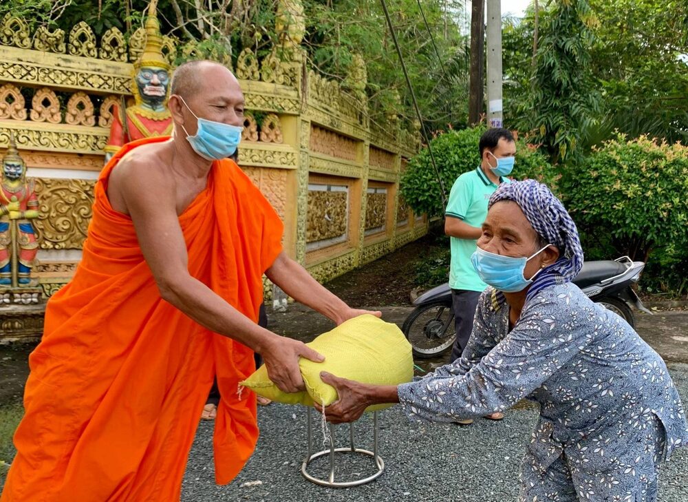 Hòa thượng Danh Đổng – Chủ tịch Hội Đoàn kết Sư sãi yêu nước tỉnh tặng quà cho Phật tử có hoàn cảnh khó khăn
