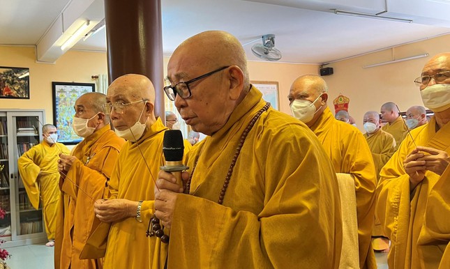 Chư vị giáo phẩm niêm hương tưởng niệm - Ảnh: Hoằng Tâm