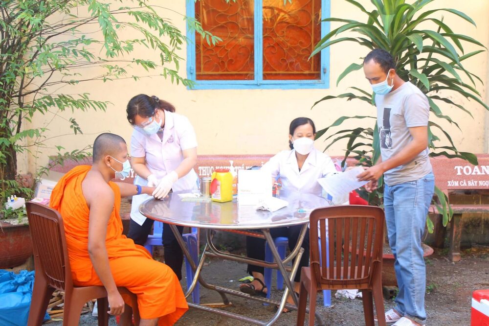 Sư sãi chùa Sóc Xoài (huyện Hòn Đất) tham gia hiến máu nhân đạo
