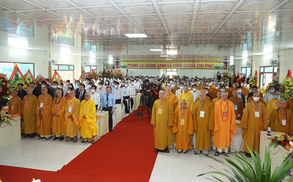 Đại biểu thực hiện nghi thức chào Quốc kỳ, Đạo kỳ trước khi tiến hành đại hội