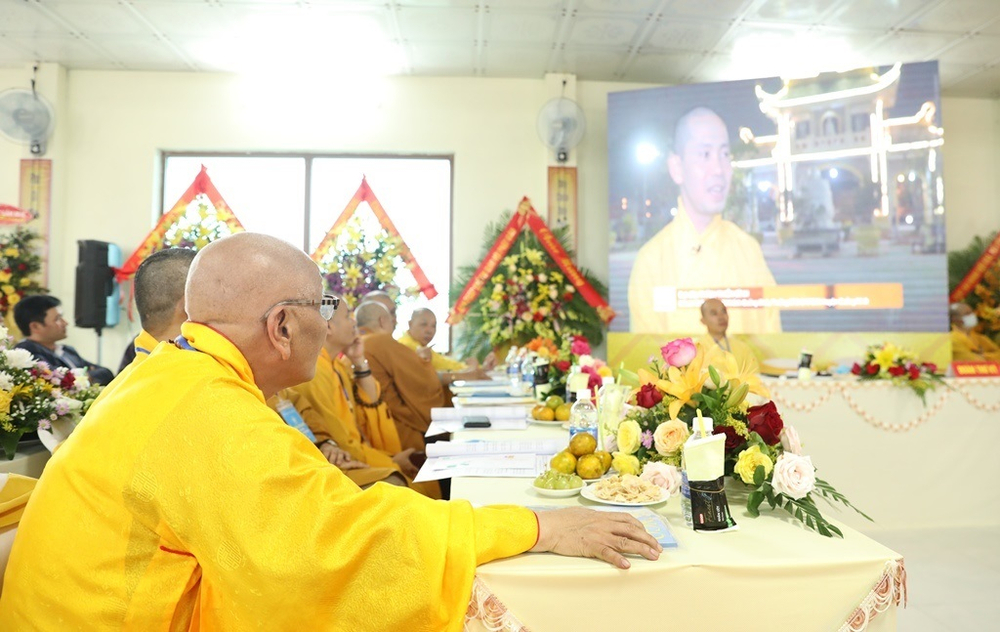 Đại biểu theo dõi báo cáo tổng kết công tác Phật sự nhiệm kỳ III bằng hình thức trình chiếu video
