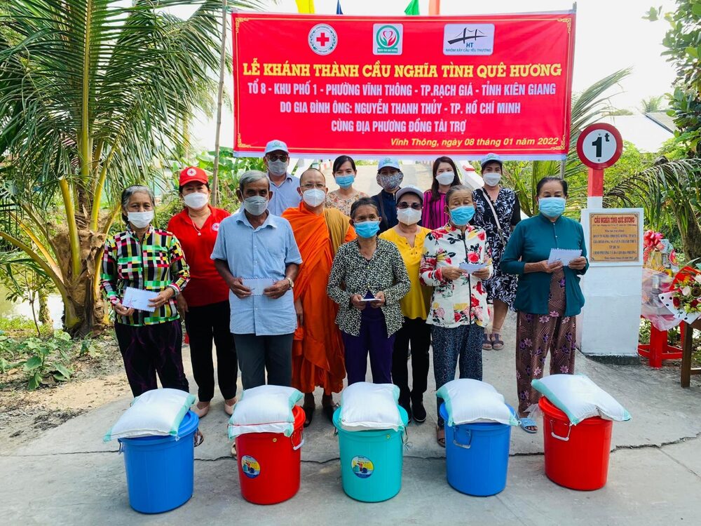 Đại đức Danh Út, Trụ trì chùa Thôn Dôn, Chủ tịch Hội Đoàn kết Sư sãi yêu nước thành phố Rạch Giá tham gia lễ khánh thành cầu giao thông cùng mạnh thường quân và Phật tử