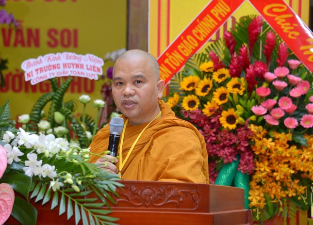 Thượng tọa Thích Giác Hoàng điều phối chương trình