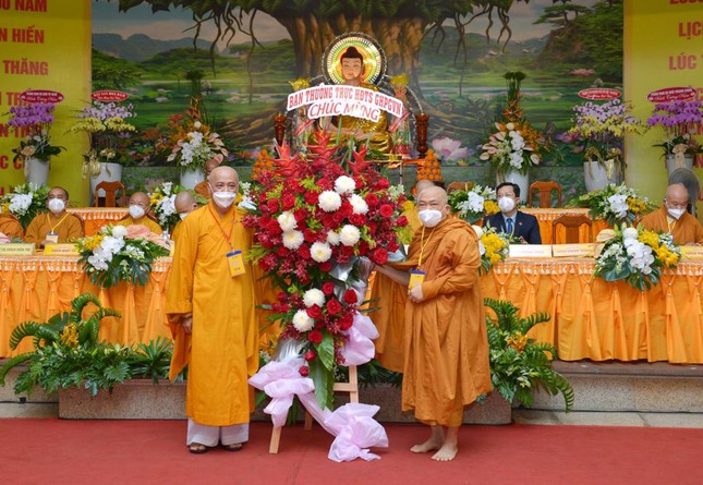 Hòa thượng Thích Huệ Thông thay mặt Ban Thường trực Hội đồng Trị sự GHPGVN tặng hoa chúc mừng