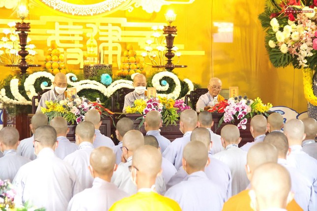 Tam sư đàn Sa-di-ni