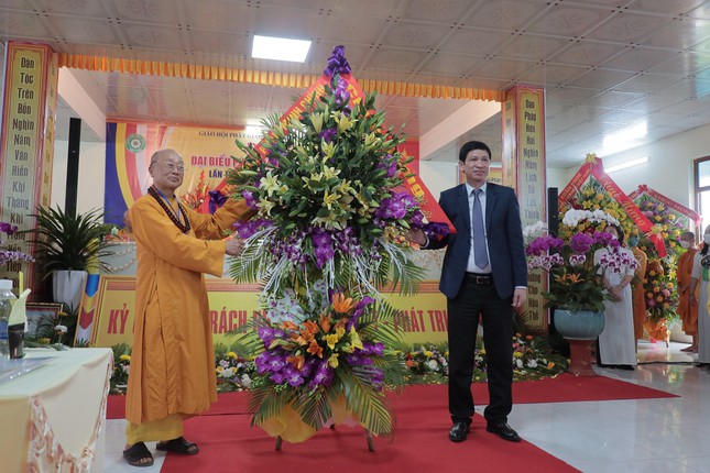 Hòa thượng Thích Tánh Nhiếp đón nhận lẵng hoa của Thủ tướng Chính phủ Phạm Minh Chính