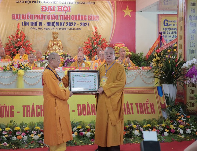 Hòa thượng Thích Thanh Nhiễu trao Bằng tuyên dương công đức đến tập thể Ban Trị sự Phật giáo tỉnh Quảng Bình