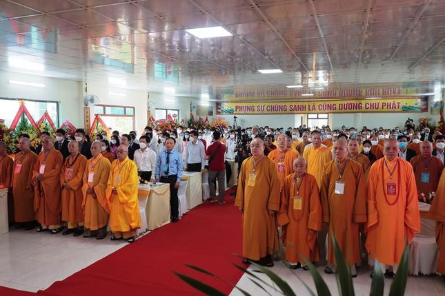 Đại biểu thực hiện nghi thức chào Quốc kỳ, Đạo kỳ