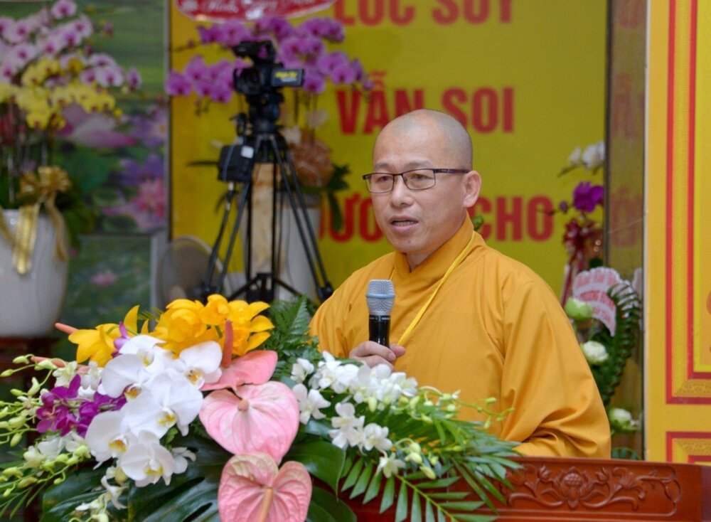 TT.TS. Thích Minh Nhẫn chuyển lời chúc mừng của Hòa thượng Thích Gia Quang và thay lời Hòa thượng đọc bài tham luận