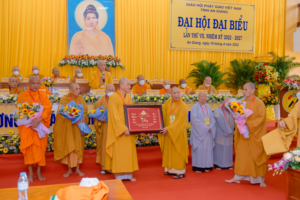 Tân Ban Trị sự GHPGVN tỉnh An Giang tặng khánh vàng tri ân chư Tôn đức tiền nhiệm.