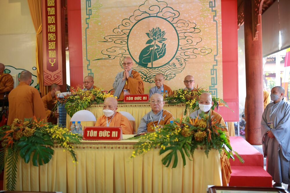 Chư tôn đức Ni chứng minh buổi lễ