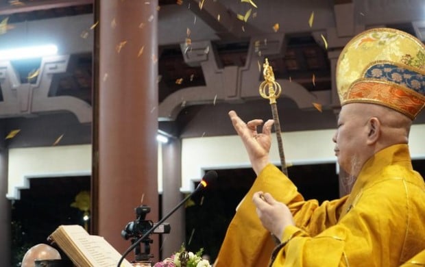 Hòa thượng Thích Lệ Trang gia trì pháp sự