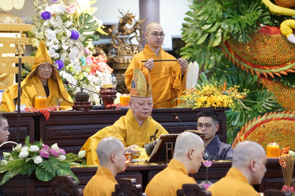 Tối cùng ngày, khóa lễ thuyết U Minh giới đã trang nghiêm trước ngôi Chánh điện. Buổi lễ do HT. Thích Minh Thông chứng minh và HT. Thích Lệ Trang làm đương vi Sám chủ.