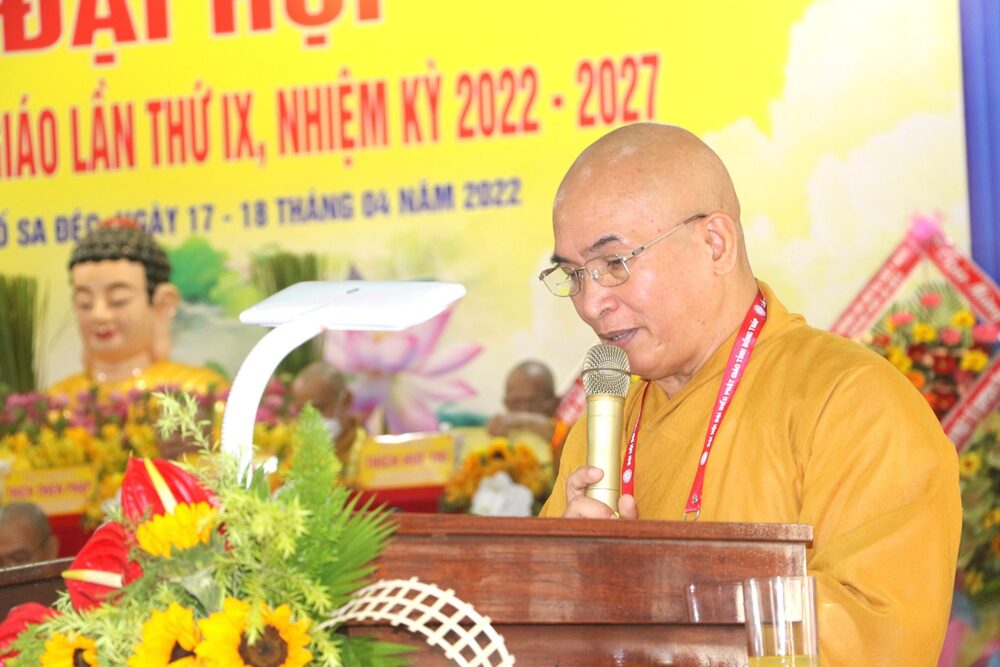 Thượng toạ Thích Minh Sơn – Phó Chánh Thư ký Ban Trị sự GHPGVN tỉnh Đồng Tháp báo cáo tổng kết công tác Phật sự nhiệm kỳ 2017-2022