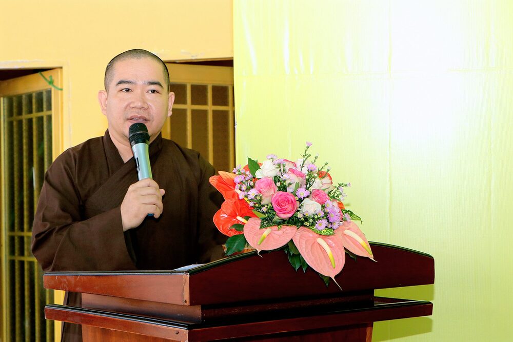 Đại đức Thích Thiện Hưng – Phó Trưởng Ban Trị sự kiêm Trưởng ban Thông tin Truyền thông GHPGVN tỉnh Bình Dương phát biểu tại buổi trao quà