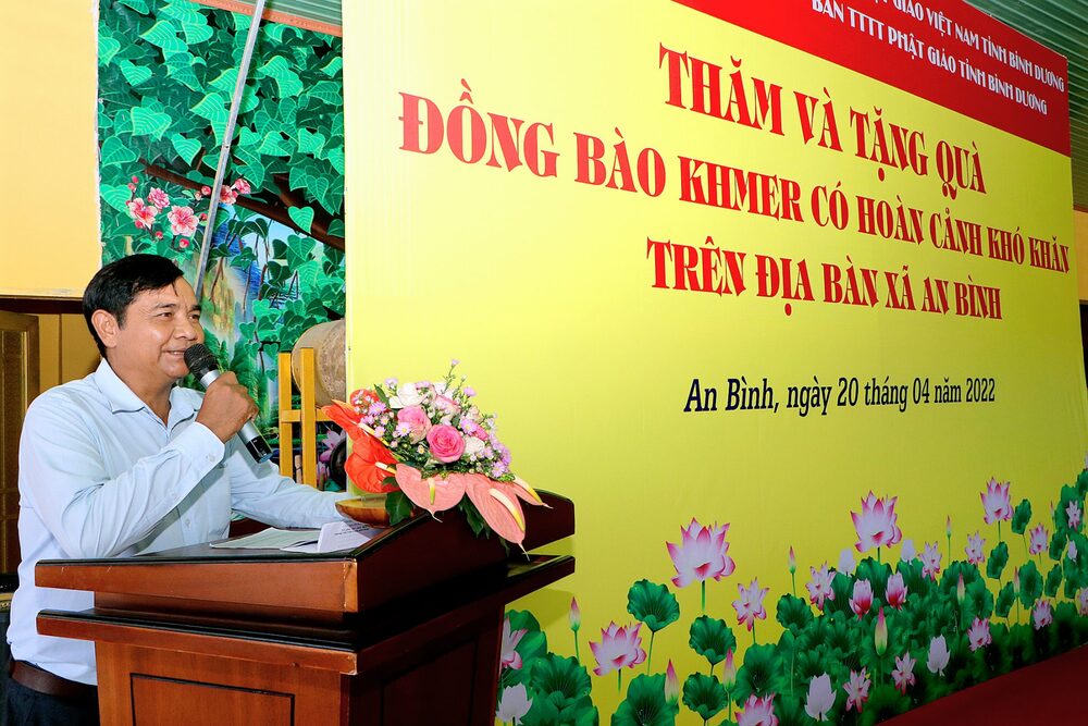 Ông Ngưu Bư đại diện cho bà con đồng bào Khmer phát biểu và bày tỏ lòng biết ơn khi được nhận quà