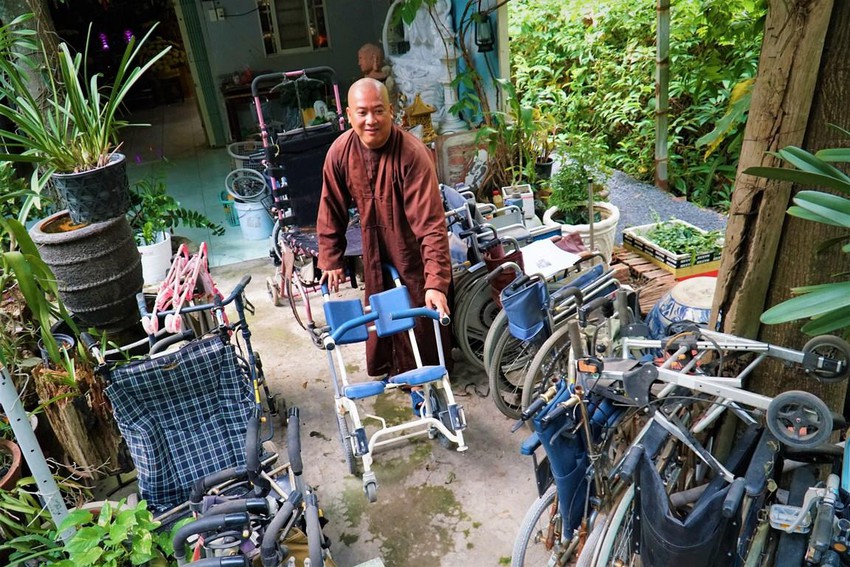 Tại Đạo tràng An Viên còn gần 100 chiếc xe lăn cũ đang đợi tái chế và gửi đến những người khuyết tật có hoàn cảnh khó khăn.