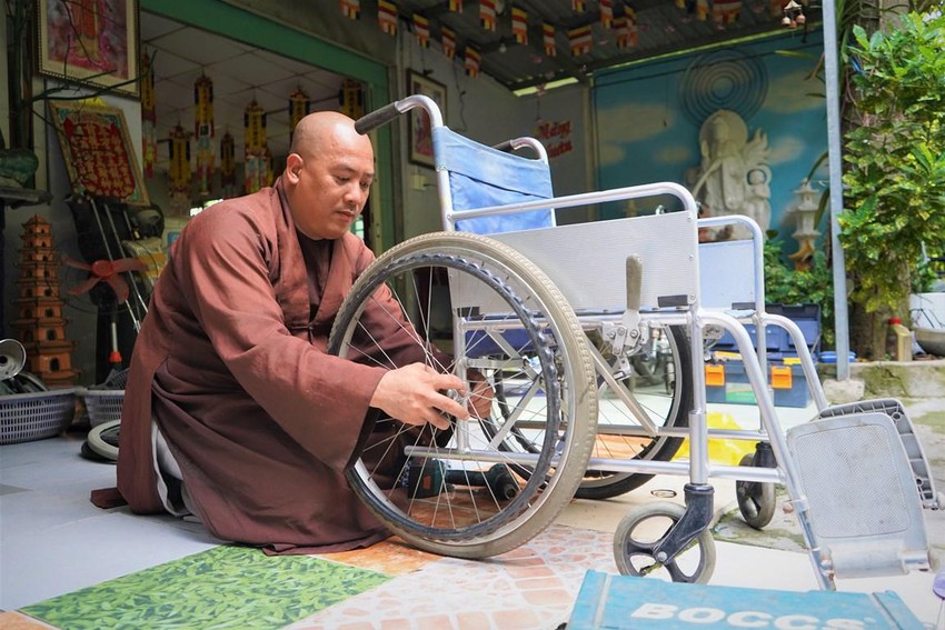 Hơn 7 năm qua, sư thầy Đức Minh và các phật tử tại đạo tràng đã tái chế thành công hàng ngàn chiếc xe lăn ‘đặc biệt’, gửi tặng những người khuyết tật có hoàn cảnh khó khăn.