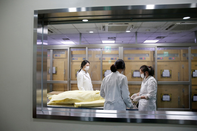 Park Bo-ram chuẩn bị lau rửa cho tử thi. Ảnh REUTERS