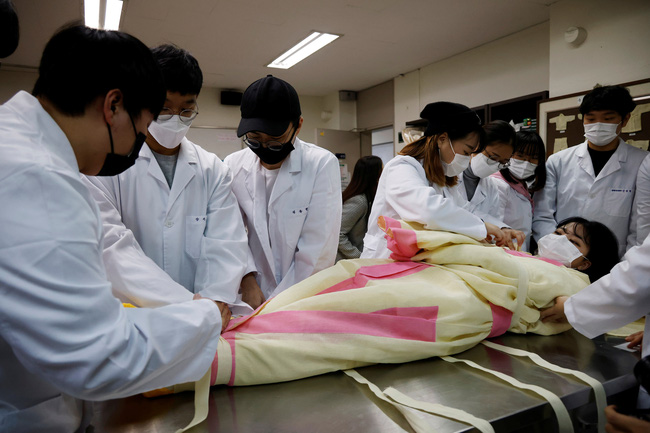 Một tiết thực hành của sinh viên ngành tang lễ ở Seongnam, Hàn Quốc. Ảnh: REUTERS