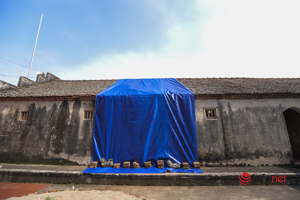 Để tránh bị nắng mưa, nhà chùa đã phải căng bạt lên những chỗ ngói bị rơi xuống.