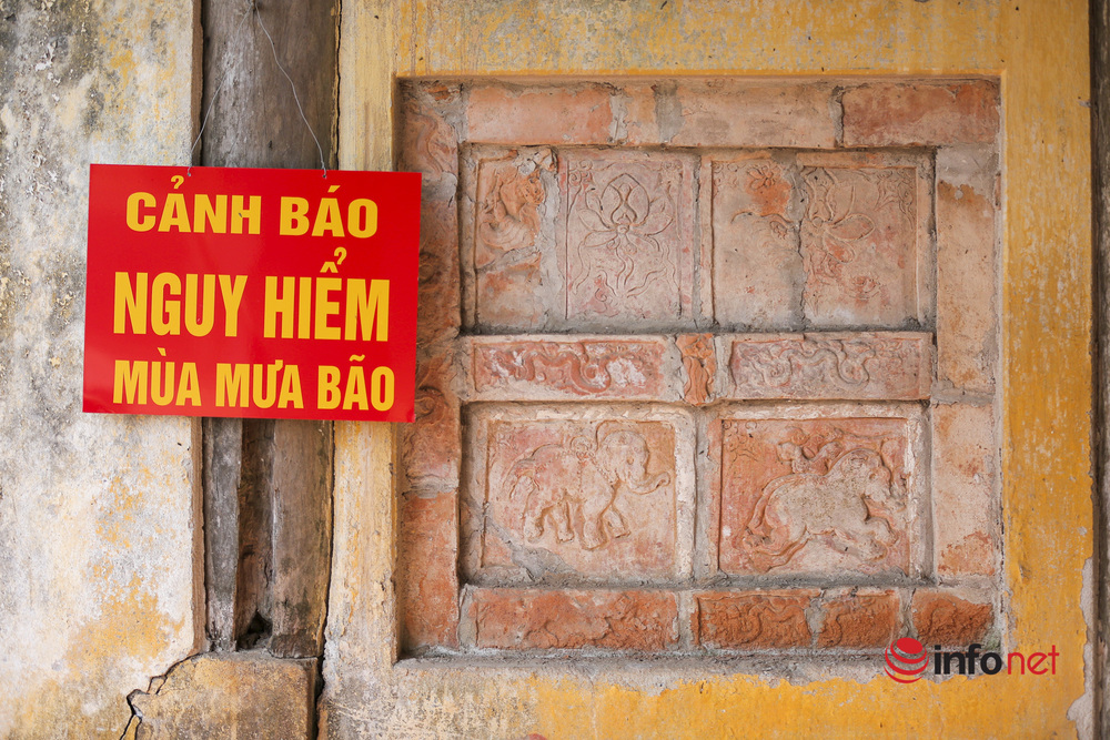 Chùa đã treo tấm biển cảnh báo nguy hiểm khi mùa mưa bão sắp đến.