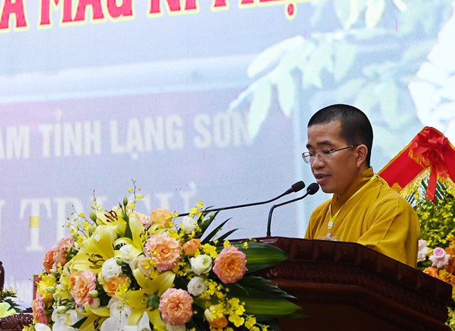 Đại đức Thích Bản Chung báo cáo hoạt động Phật sự khóa III