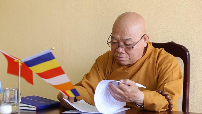 Hòa thượng Thích Quảng Xả chủ trì buổi họp.