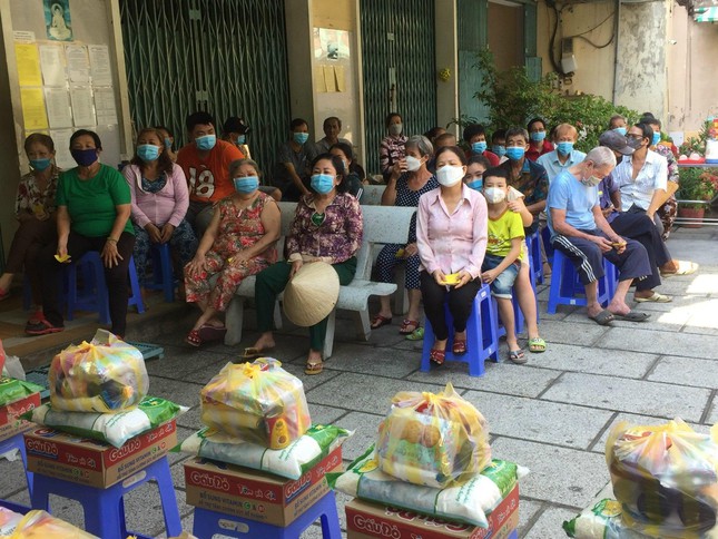 Bà con đến chùa Thiên Tôn nhận quà.