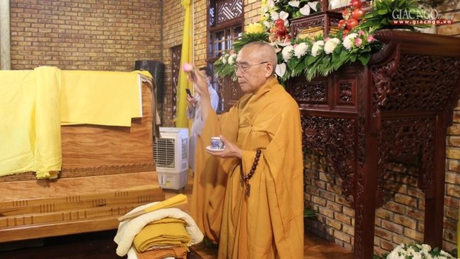 Hòa thượng Thích Quang Nhuận cử hành lễ sái tịnh, trị quan theo nghi thức truyền thống