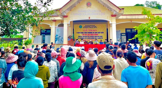 Đoàn từ thiện do Thượng tọa Thích Giác Dũng hướng dẫn.