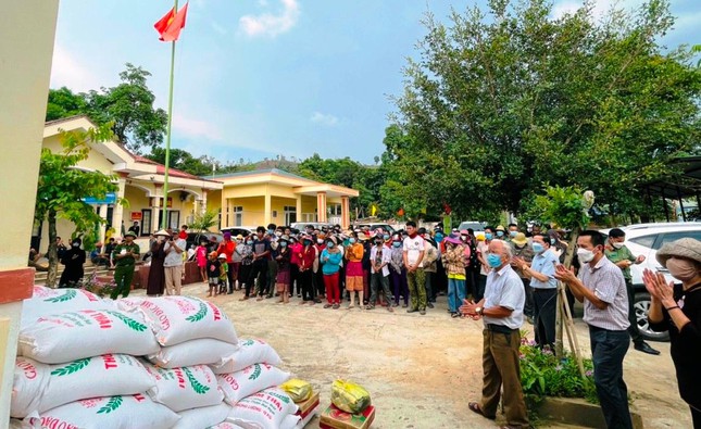 Bà con đến nhận quà tặng hỗ trợ.