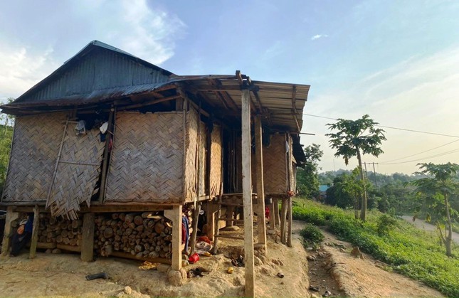 Đời sống nơi đây còn nhiều khó khăn, nhà cửa tạm bợ.