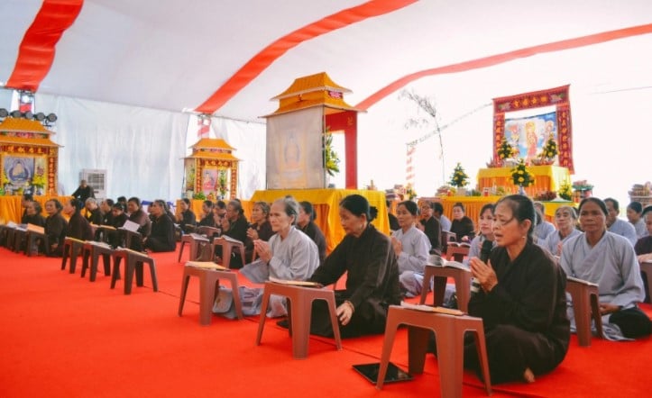 Cầu siêu là một nghi thức tâm linh quan trọng, giúp hương linh thoát khỏi cảnh lang thang vất vưởng, siêu sinh Tịnh độ đồng thời cũng giúp tâm người sống thanh thản và cuộc sống an bình, suôn sẻ. Dưới đây là cách tụng kinh cầu siêu tại nhà mà các Phật tử cần biết.