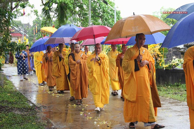 Chư Tăng Ni tiễn đưa người đồng đạo, một bậc thầy khả kính