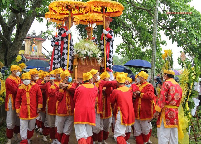 Cung thỉnh kim quan Trưởng lão Hòa thượng nhập bảo tháp