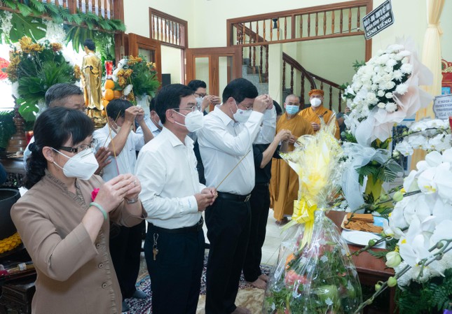 Đoàn lãnh đạo chính quyền quận Bình Thạnh thắp hương tưởng niệm