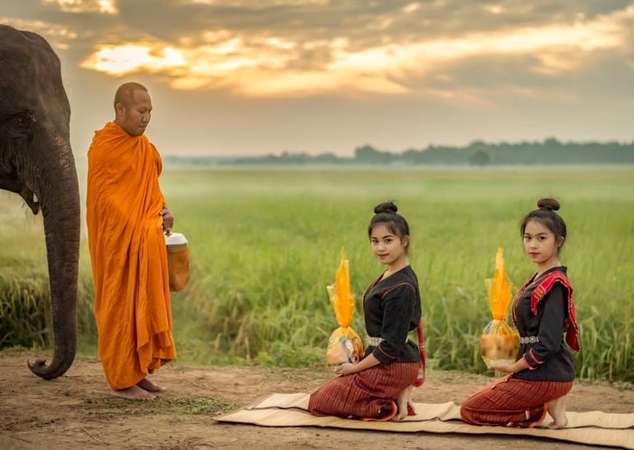 Người thí chủ thực hành bố thí và cúng dường trước hết phải xuất phát từ sự hân hoan, hoàn toàn tự giác và tự nguyện.