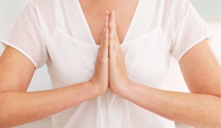 4 cách đặt tay ngồi thiền đơn giản giúp bạn tìm thấy sự an yên, tự tại