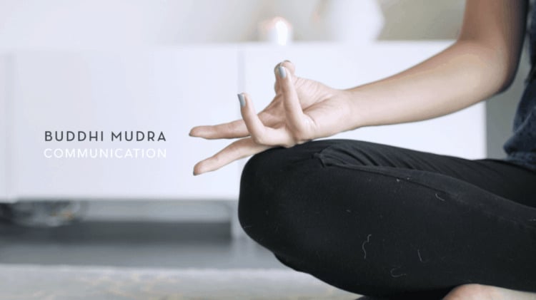 4 cách đặt tay ngồi thiền đơn giản giúp bạn tìm thấy sự an yên, tự tại