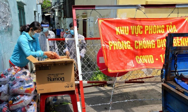 San sẻ yêu thương - Ảnh: Trần Thế Phong