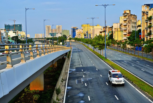 Một góc Sài Gòn trong những ngày giãn cách phòng chống dịch Covid-19 - Ảnh: Trần Thế Phong