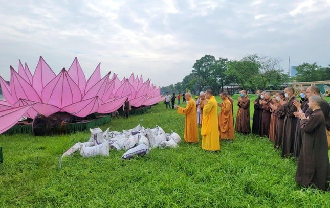 Quý Hòa thượng và Tăng Ni sinh viên chú nguyện phóng sinh trong dịp hạ thủy các hoa sen trên sông Hương mừng Phật đản