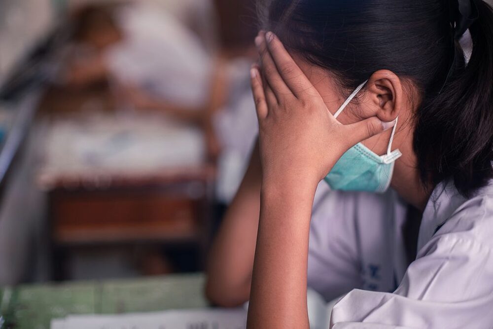 Con virus này khiến cho người ta nhận ra, mình không lớn hơn một hạt bụi và không vững vàng to tát hơn một hơi thở. Chỉ một hơi thở ra rồi không thở vào nữa, là chúng ta đã lỡ mất một đời.